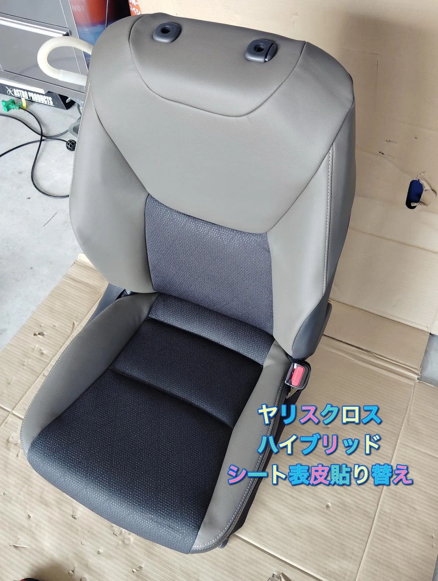 ヤリスクロスのシート表皮をブラックからカーキへ変更致しました...