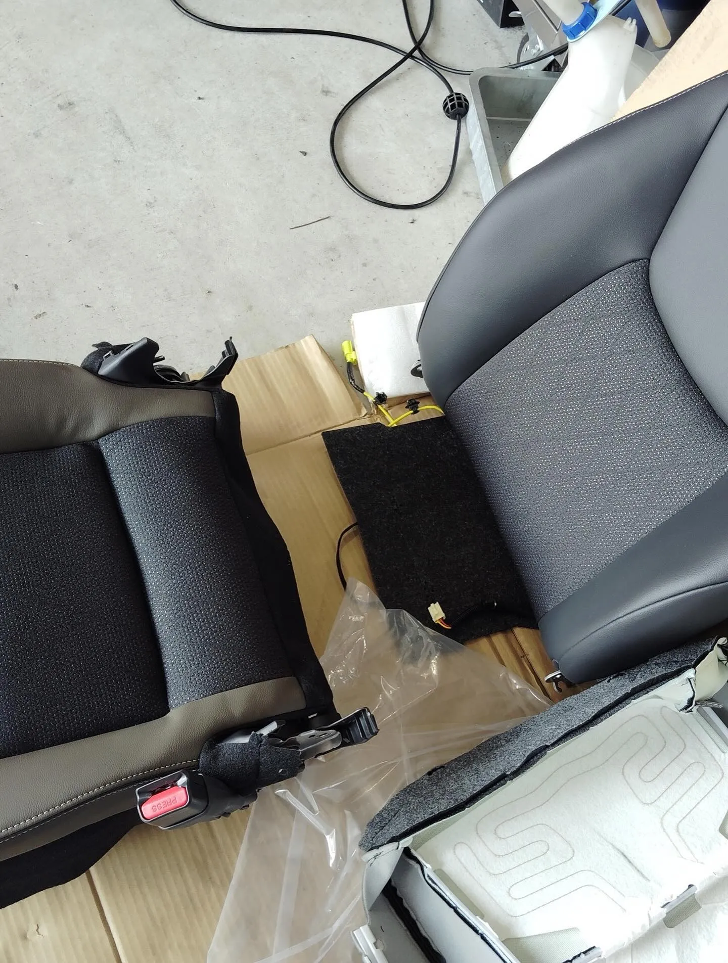 ヤリスクロスのシート表皮をブラックからカーキへ変更致しました...