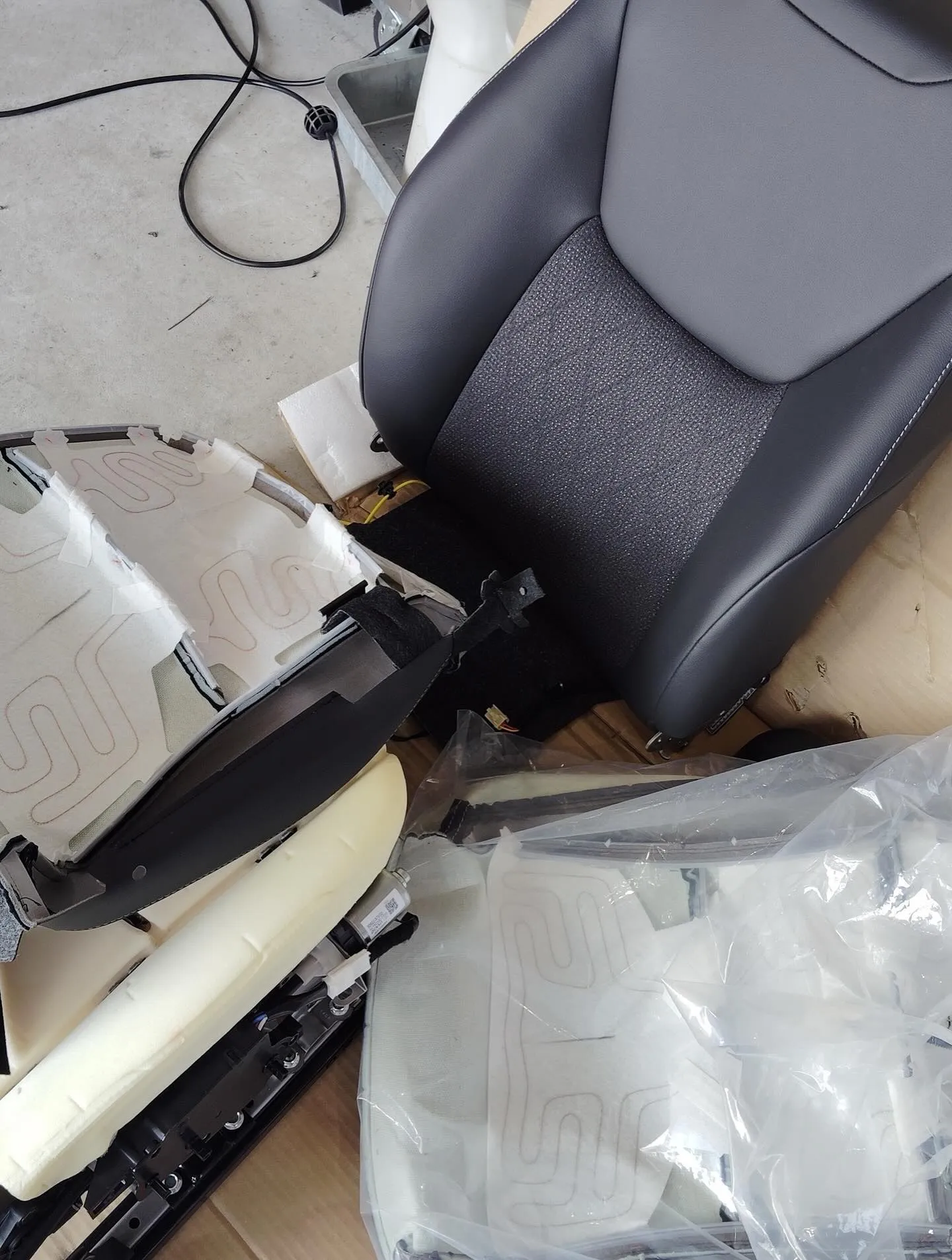 ヤリスクロスのシート表皮をブラックからカーキへ変更致しました...