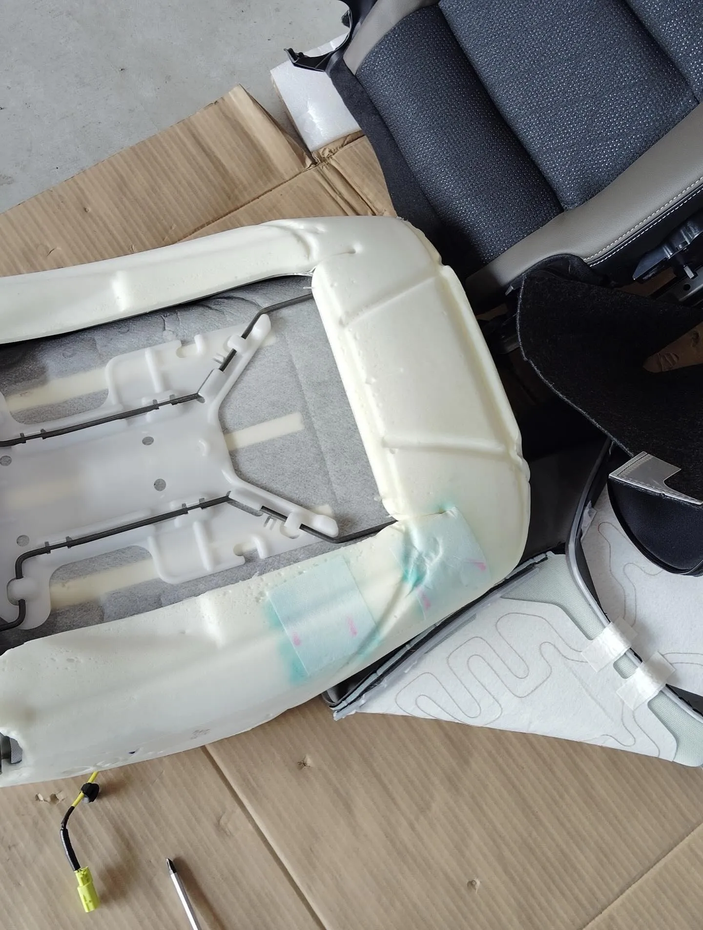 ヤリスクロスのシート表皮をブラックからカーキへ変更致しました...