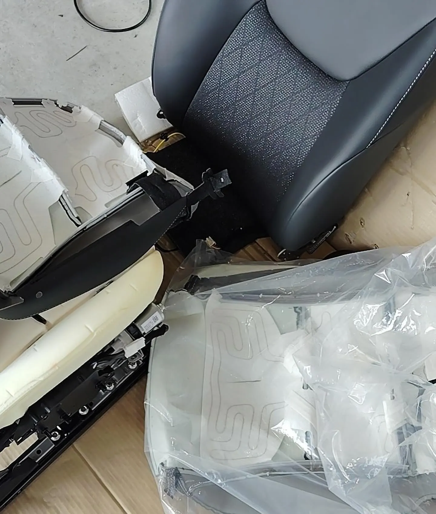 ヤリスクロスのシート表皮をブラックからカーキへ変更致しました...