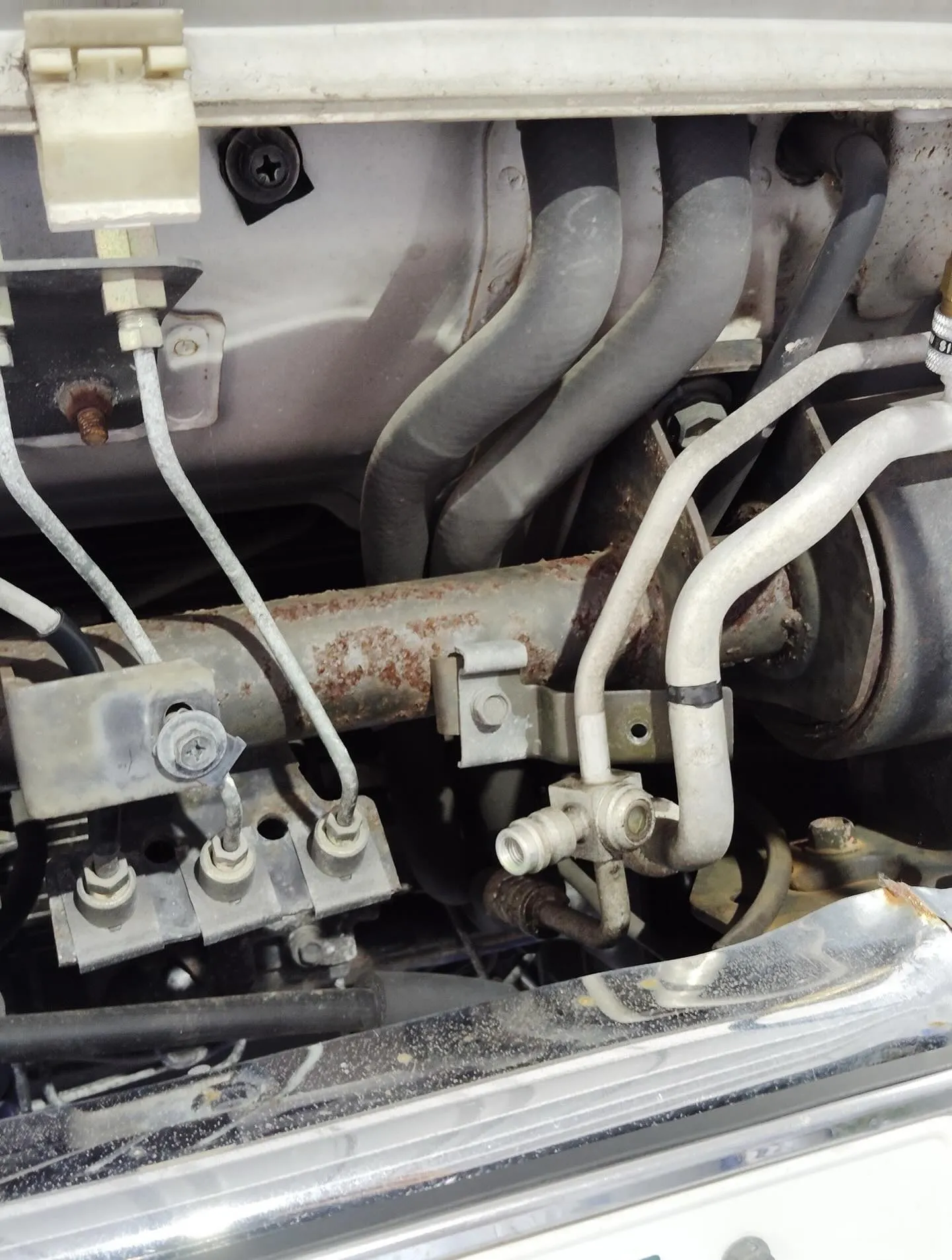 いすゞエルフのエアコン修理作業をさせて頂きました😊