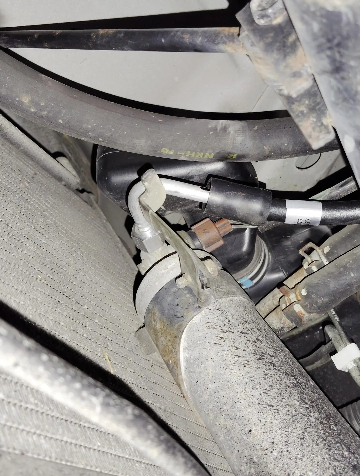 いすゞエルフのエアコン修理作業をさせて頂きました😊