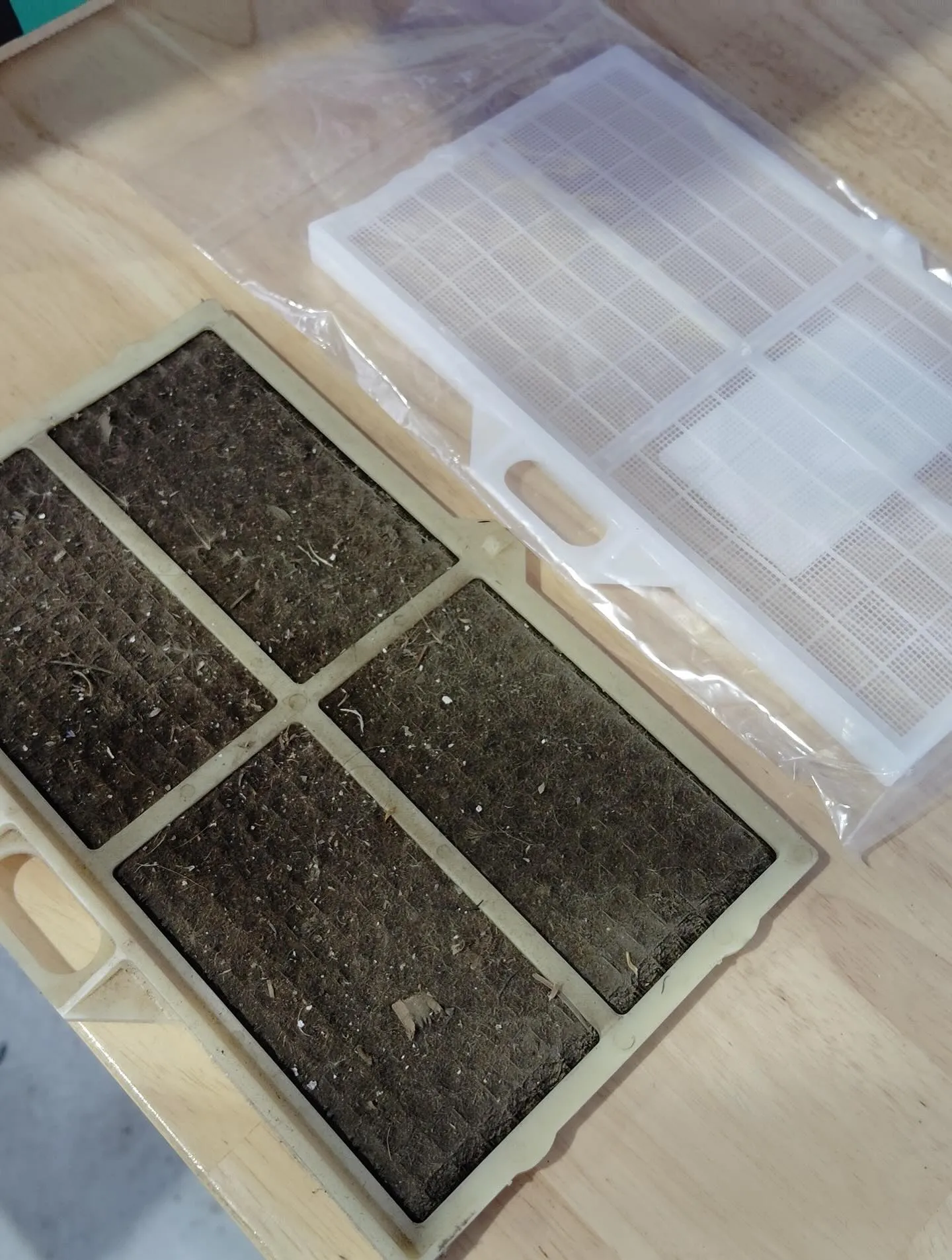 いすゞエルフのエアコン修理作業をさせて頂きました😊