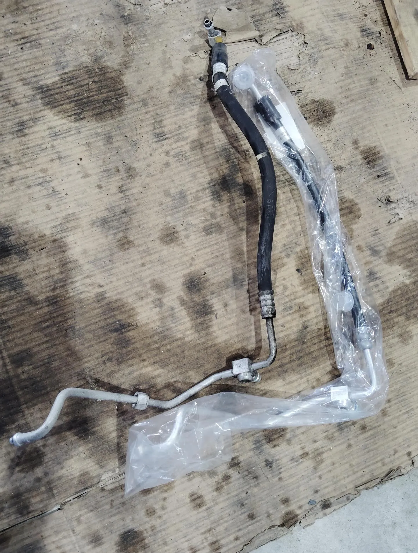 いすゞエルフのエアコン修理作業をさせて頂きました😊